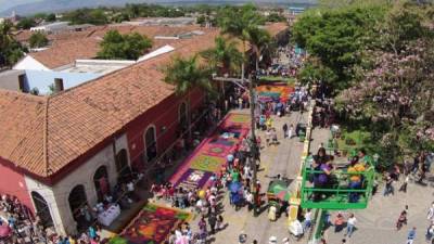 Las tradicionales alfombras de aserrín son uno de los principales atractivos de Comayagua.