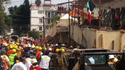 Los equipos de rescate trabajan en la severamente dañada escuela Rebsamen. Foto: AFP