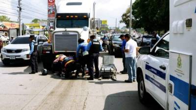 El señor quedó debajo de una llanta de la rastra.