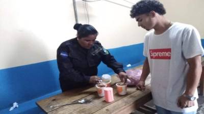 Momento en que los policías penitenciarios revisaban las sopas instantáneas.