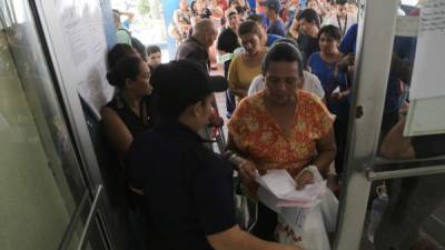 Decenas de familiares de los pacientes hacen fila en la entrada del hospital Mario Rivas para ingresar a las salas de hospitalización.