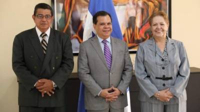Ricardo Cardona, ministro de la Presidencia, al centro de la fotografía juramenta a dos de los integrantes de la Comisión Interventora del Hospital Escuela Universitario (HEU).