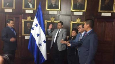 El presidente Juan Orlando Hernández tomó juramento a Vilma Morales, el pastor Alberto Solórzano y el representante de sociedad civil, Omar Rivera.