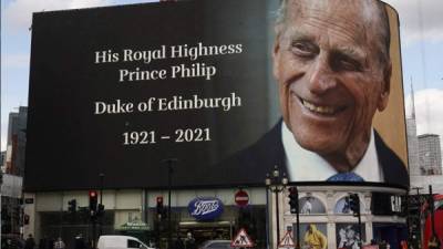 La cartelera electrónica en Piccadilly Circus muestra un homenaje al príncipe Felipe de Gran Bretaña, duque de Edimburgo, en el centro de Londres. Foto AFP