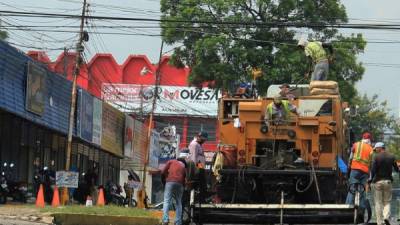 Las cuadrillas municipales están colocando una capa asfáltica en la tercera avenida de San Pedro Sula.
