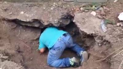 Una persona inspecciona el agujero que traspasa el muro perimetral del centro de menores Renaciendo.