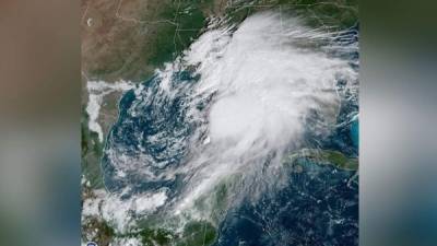 Fotografía tomada a las 10.21 hora local (14:21 GMT) de este viernes y cedida por la Administración Nacional Oceánica y Atmosférica (NOAA) de EE.UU. Zonas costeras de Florida, Alabama, Misisipi y Luisiana, estados ribereños del Golfo de México, están en alerta ante el alto nivel de probabilidad de que este viernes se forme una tormenta tropical que llevará el nombre de Néstor. Texto y foto de EFE.