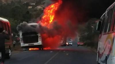 Momentos en que el bus se incendiaba a la altura de Morocelí.