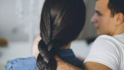 'Me atrevo a decirte que no es amor lo que sientes sino que vives la fantasía de que te gustaría sentirte amada, pero este chico solo ve en ti una mujer para usarla', le dice la Tía Remedios. (foto dramatizada)