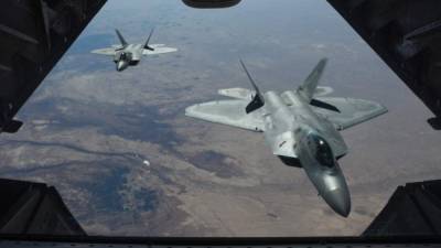 Dos aviones de combate estadounidenses Air Force F-22 Raptors sobrevuelan Siria. EFE/Archivo Colton Elliott / FUERZA AÉREA ESTADOUNIDENSE