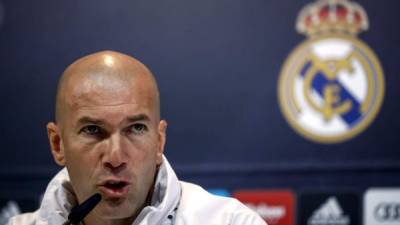 Zinedine Zidane durante la rueda de prensa posterior al entrenamiento del Real Madrid realizado este sábado en la Ciudad Deportiva de Valdebebas. Foto EFE/Emilio Naranjo