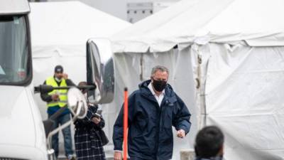 El alcalde de la ciudad de Nueva York, Bill De Blasio, usa una máscara mientras visitaba un hospital temporal. Foto: AFP