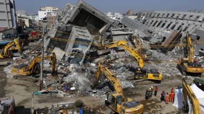 Rescate de víctimas desaparecidas bajo un edificio de 17 pisos durante la jornada de búsqueda en Tainan (Taiwán) en febrero de 2016. EFE/Archivo