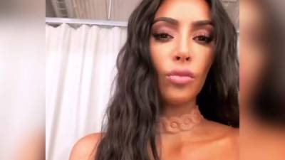 La pieza usada por Kim Kardashian es parte de una línea de accesorios futuristas.