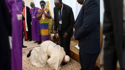 Francisco besó los pies del presidente de Sudán del Sur, Salva Kiir./AFP.