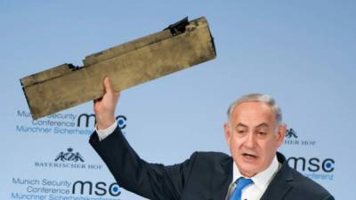 El primer ministro israelí Benjamín Netanyahu mostrando 'un trozo del dron iraní' que derribaron. Foto/AFP