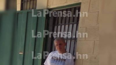 Mario Zelaya, exdirector del IHSS, afuera de la celda que ha ocupado por casi 24 meses en el I Batallón de Infantería en Francisco Morazán.