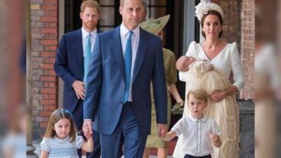 La familia de los duques de Cambridge a su llegada a la Capilla Real del Palacio de Saint James. Foto AFP.
