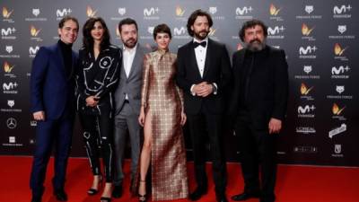 El equipo de la serie 'La casa de papel' posa a su llegada a la entrega de los premios Fero. EFE/Archivo