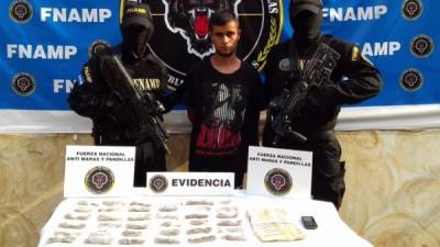 El detenido fue presentado con la evidencia que se le decomisó.