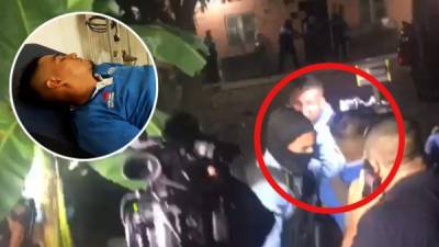 Policias encapuchados agredieron al camarógrafo de televisión.