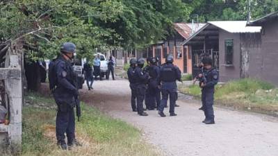 Elementos de la Policía Nacional continúan en el sector Chamelecón en el operativo.