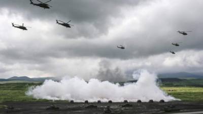 Varios tanques y helicópteros participan en un simulacro de incendio en el campo de entrenamiento Higashi Fuji en Gotenba, Japón. EFE/Archivo