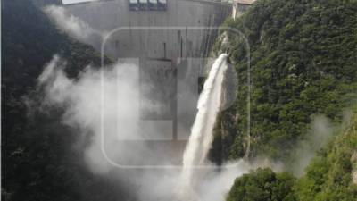 Imagen de las descargas de agua realizadas a las 9:00 am de este sábado en El Cajón.