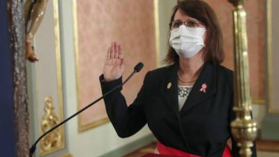 En esta imagen de archivo, la nueva ministra de Salud de Perú, Pilar Mazzetti, es juramentada por el presidente Martín Vizcarra durante su ceremonia de inauguración en el Salón Dorado del Palacio Presidencial. Foto AFP