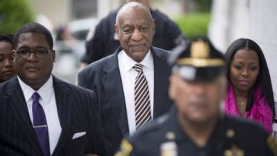 El cómico estadounidense Bill Cosby (c) lega a la corte de Norristown, donde se enfrenta a su primer juicio por abusos sexuales. EFE