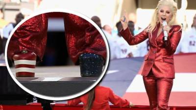 Lady Gaga vistió un traje rojo con dos colores de zapatos distintos. Uno completamente negro y el otro rojo y blanco.