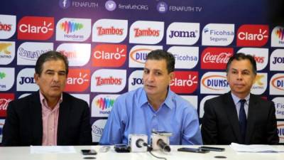 El entrenador de la Selección, Jorge Luis Pinto, junto a José Ernesto Mejía, secretario de la Fenafuth, y Jorge Salomón, presidente de la Comisión Normalizadora de la Fenafuth.