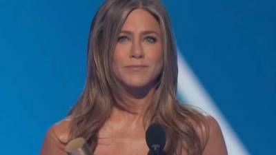 Jennifer Aniston recibiendo el People's Icon Award por su trayectoria en los People's Choice Awards 2019 este domingo 10 de noviembre.