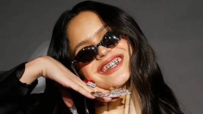 Con el estreno de 'A palé', su reciente single, la cantante española cambio su aspecto usando una 'grillz', unas fundas decoradas con diamantes o oro en los dientes, que están dando de que hablar.Te explicamos por qué los dientes de oro de Rosalía son más que una moda.