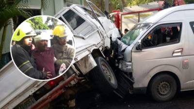 En la imagen se muestra cómo quedaron los vehículos luego del impacto. Los bomberos llegaron de inmediato a asistir a los heridos.