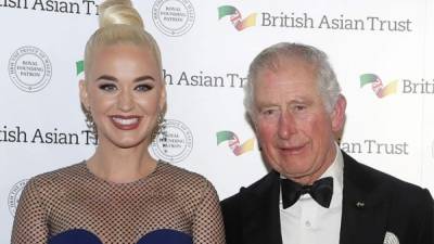 Katy Perry y el príncipe Carlos en el evento de la fundación 'British Asian Trust' en Londres.