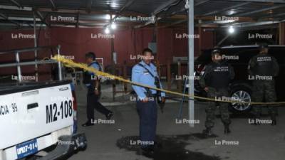 El cuerpo de la víctima quedó en el interior del negocio de lavado de carros.