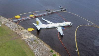 El avión comercial con 143 personas a bordo se salió de la pista el viernes por la noche y se precipitó al río Saint Johns cerca del aeropuerto naval de Jacksonville.