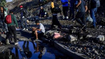 Migrantes centroamericanos esperan frente al refugio de la Sagrada Familia al tren de carga llamado La Bestia, en un intento de llegar a la frontera con Estados Unidos. Foto AFP