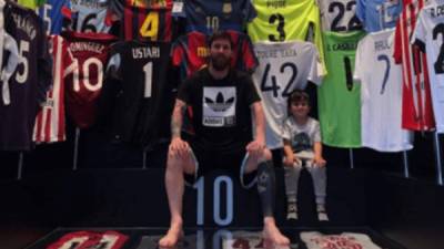 Messi mostró su colección de camisas.