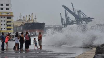 Varias personas observan el alto oleaje, en el estado de Veracruz (México). EFE