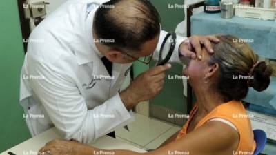 Revisión de lunar a paciente en el hospital Mario Rivas. (Foto: Giberto Sierra).