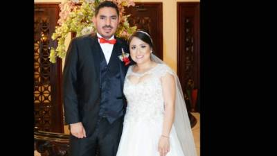 Los nuevos esposos Carlos Gonzáles y Cynthia Jovel.