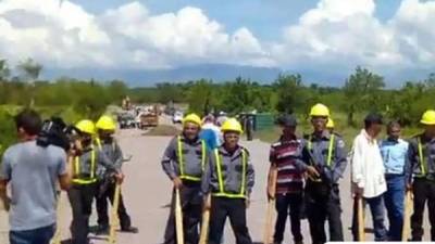 Guardias y personas de la comunidad que apoyan a la empresa minera.
