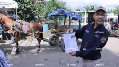 El gerente de Servicios Públicos y Participación Comunitaria, Alberto Marín muestra el documento oficial que se utilizará para dicho proceso.