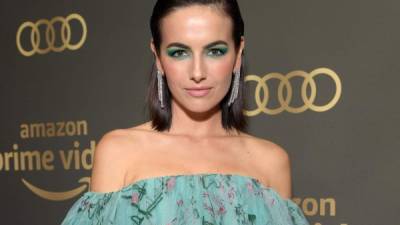 Camille Belle luce espectacular con sus sombras verdes.