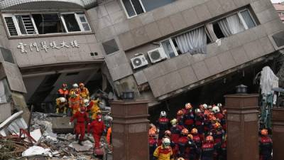 Los equipos de rescate se apresuran a buscar sobrevivientes en un edificio dañado por el terremoto que el martes azoto Hualien (Taiwán). EFE