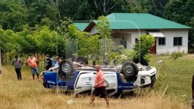 La patrulla policial quedó totalmente destruída en la orilla de la carretera CA-13.