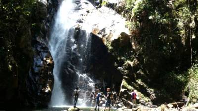 Uno de los senderos de El Cusuco es La cascada, que ofrece agua fresca a los visitantes.