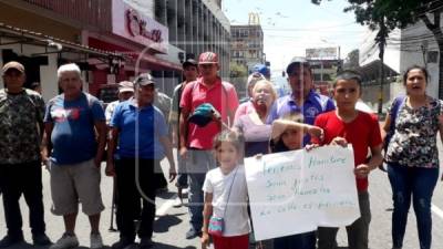Un grupo de personas, entre ellos varios sin techo, se apostaron en la Tercera avenida de San Pedro Sula.